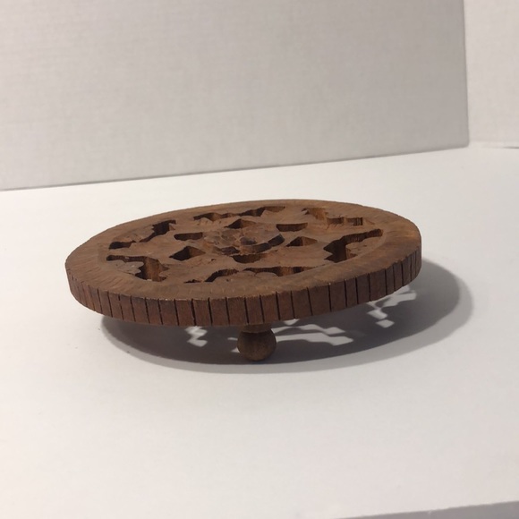 Hand made wood carved trivet - Picture 3 of 3